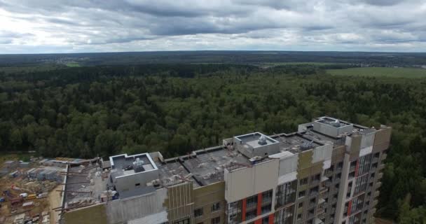 Letecký pohled na nový bytový dům s nedokončenou fasádou — Stock video