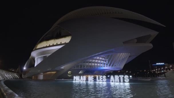 Ночной вид на дворец искусств королевы Софии в Валенсии — стоковое видео