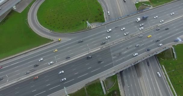 Moskou uitzicht op de stad met verkeer op kruispunten, antenne — Stockvideo