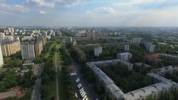 Luchtfoto zomer scene van residentiële wijk in Moskou, Rusland — Stockvideo