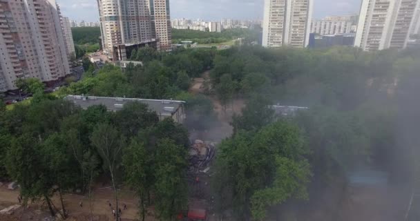 Toma aérea de demolición de edificios antiguos en zona residencial nueva — Vídeos de Stock