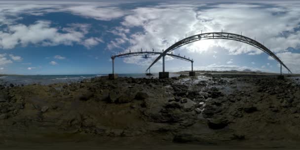 360 VR Aircraft flying overhead from ocean side to land on the island — Stock videók