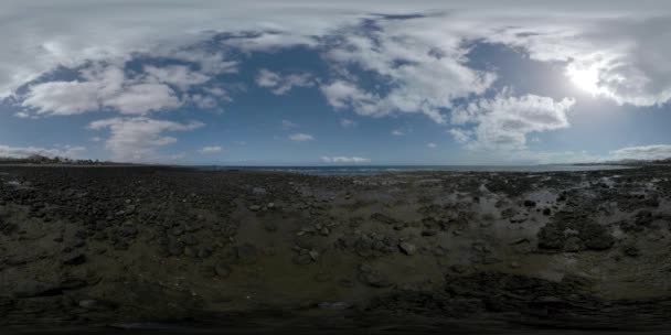 360 VR Scena costiera oceanica con l'aereo Ryanair in discesa, Lanzarote — Video Stock