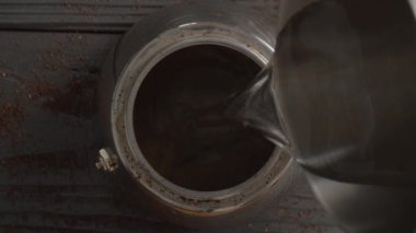 Using moka pot to brew coffee