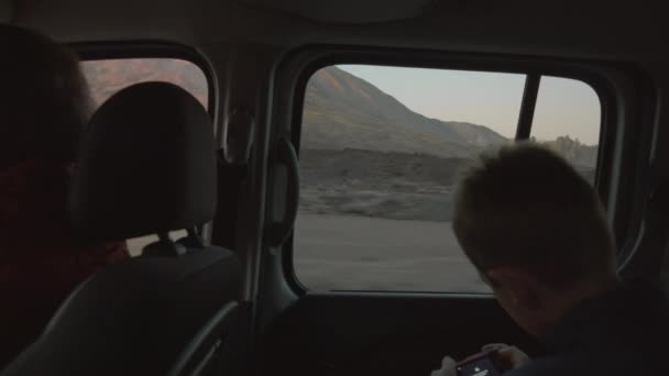 Niño capturando escenas de la naturaleza durante el viaje por carretera en las montañas — Vídeo de stock