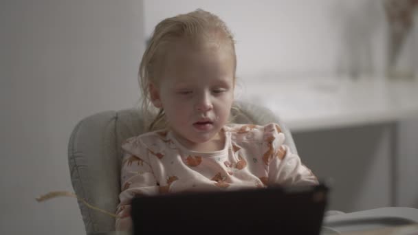 Baby girl falling asleep after dinner — Αρχείο Βίντεο