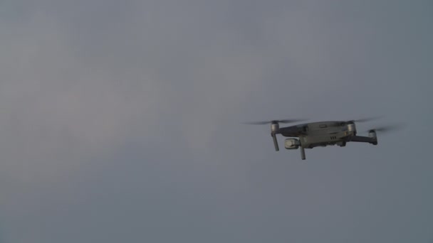 Quadrocopter flying against evening sky — Stockvideo