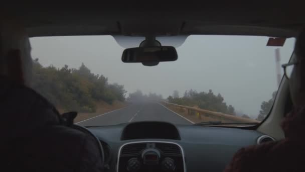 Conducir por carretera de montaña con niebla nubosa — Vídeos de Stock