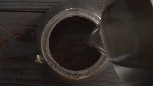Використання каструлі для заварювання кави — стокове відео