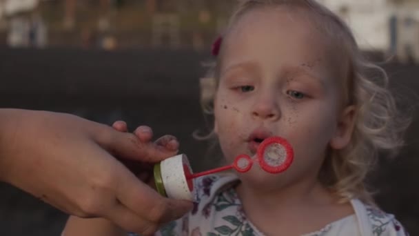 Little kids love blowing bubbles — Stok video