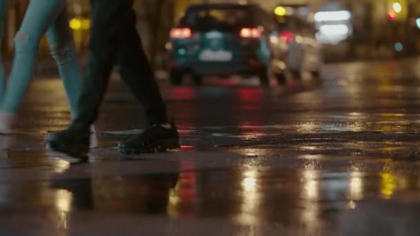 La gente y el tráfico de coches en la calle de la ciudad de noche — Vídeos de Stock