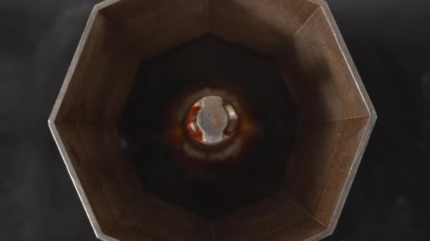 Moka pot avec café brassé, vue sur le dessus — Video