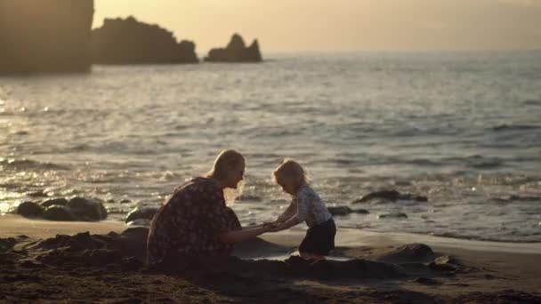 Ter um grande momento com a filha amada. Diversão na praia — Vídeo de Stock