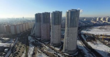 Megalopolis arka planında birbirinin aynı dört gökdelen.