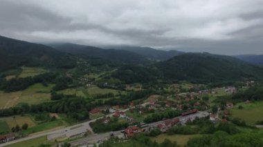 Vadinin üzerinde uçuyorlar kır evleriyle