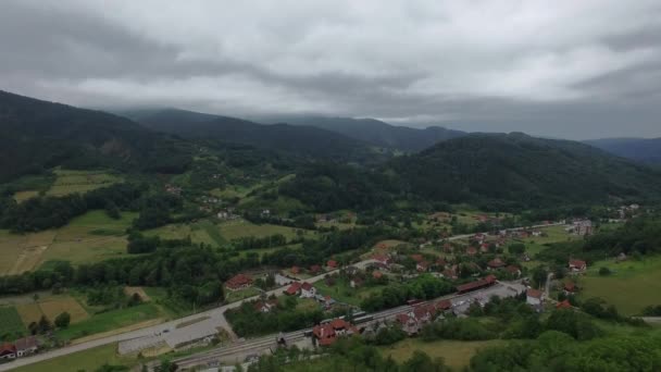 Fliegen über ein Tal mit Landhäusern — Stockvideo