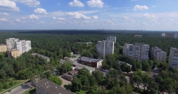 Et boligområde med skog bak – stockvideo