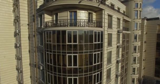 Un moderno y elegante edificio de apartamentos — Vídeo de stock