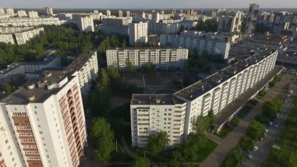 Volando sobre los tejados de la ciudad — Vídeo de stock