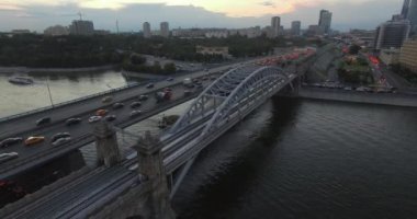 Şehir nehri üzerinde bir nakliye köprüsü