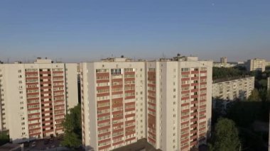Bir yerleşim bölgesinden uçarak uzaklaşıyor.