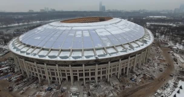 거대 한 원형 경기장을 날아다니는 모습 — 비디오