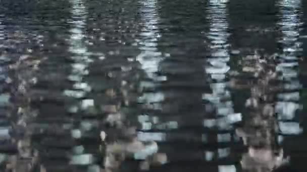 Eine Nahaufnahme einer schimmernden Wasseroberfläche — Stockvideo