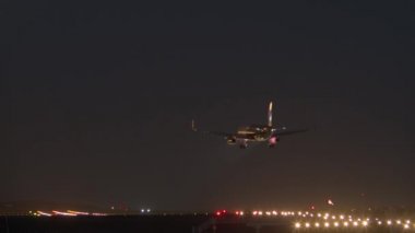 Uçağın gece gelişi.