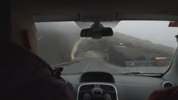 Zpomalený pohled z předního skla auta pohybujícího se kolem sopečné skály — Stock video