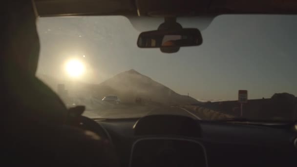 Una vista brumosa del volcán a través del parabrisas de un coche conductor — Vídeos de Stock