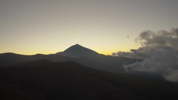 Hegyek táj felhők Tenerife, esti jelenet — Stock videók