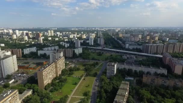 Een luchtfoto van een eindeloos stedenlandschap op een zonnige dag — Stockvideo