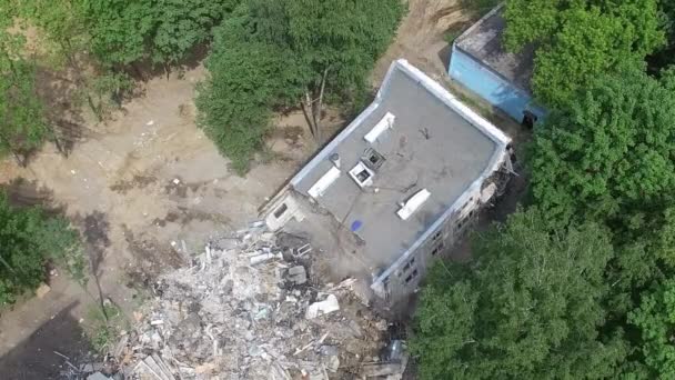 Vue aérienne d'un bâtiment en cours de démolition 