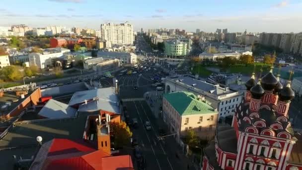 Вид с воздуха на оживленную городскую местность в солнечный вечер — стоковое видео