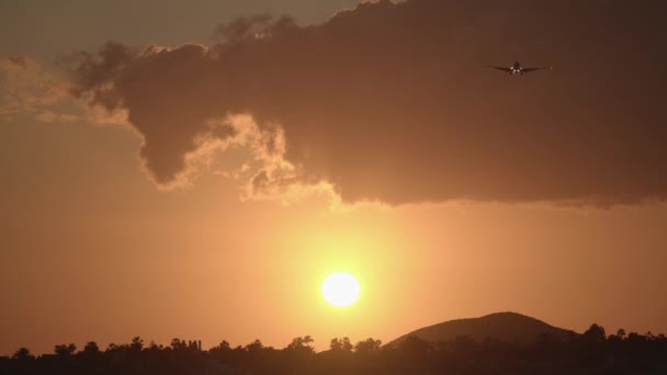 Cielo nocturno con sol dorado y avión volador — Vídeo de stock