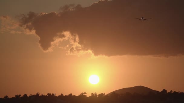 Ciel nocturne avec soleil doré et avion volant 