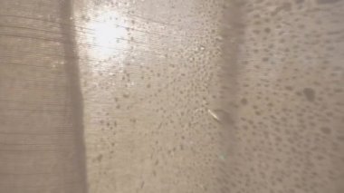 Sabah yoğunluğu ve ışık perdesi olan pencere