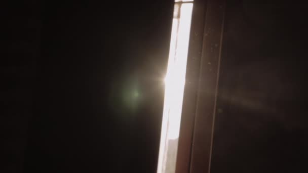 Пылевые частицы и яркая солнечная вспышка в комнате — стоковое видео