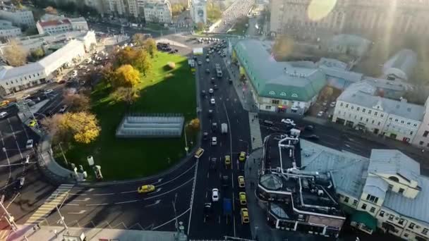 日当たりの良い都市景観の中にある小さな交通の空中写真 — ストック動画