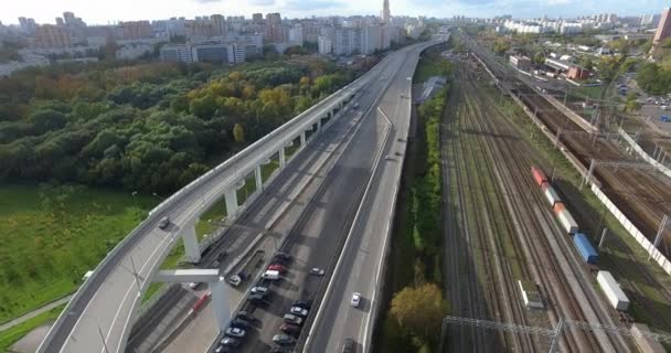 Luchtfoto van een stadsknooppunt naast de spoorwegen — Stockvideo