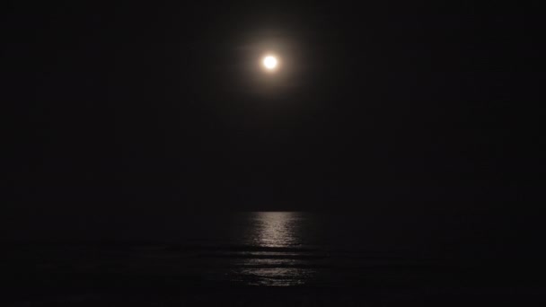 Lune et mer à la nuit noire 
