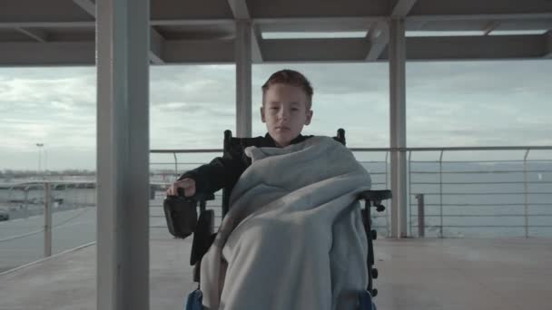 Serin bir günde engelli çocuk yürüyor — Stok video