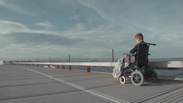 Самотня їзда в інвалідному візку — стокове відео
