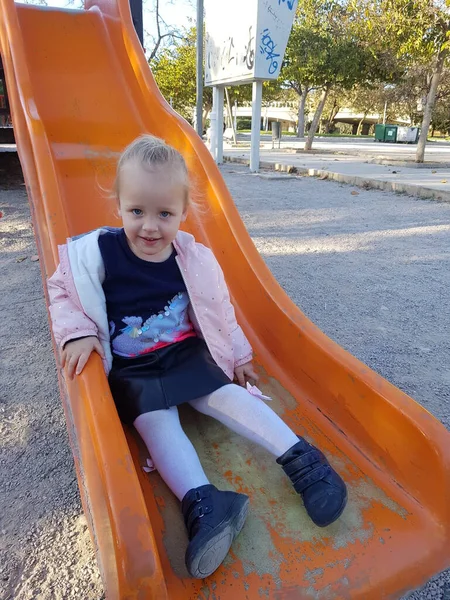 Menina desfrutando de tempo no playground — Fotografia de Stock