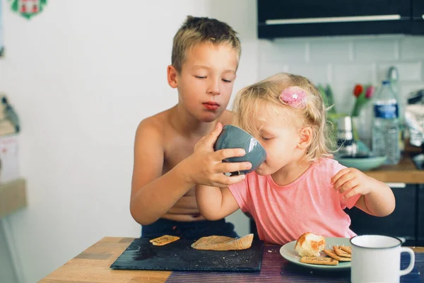 Siblings having breakfast together — Stock Photo, Image