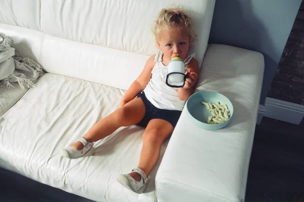 Girl toddler having a snack at home — Stock Photo, Image