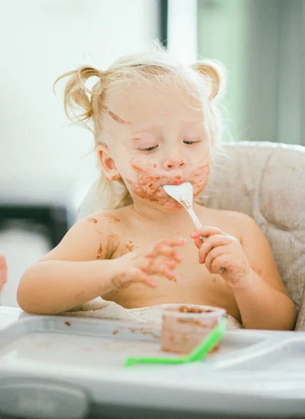 Bébé au visage sale appréciant son repas — Photo