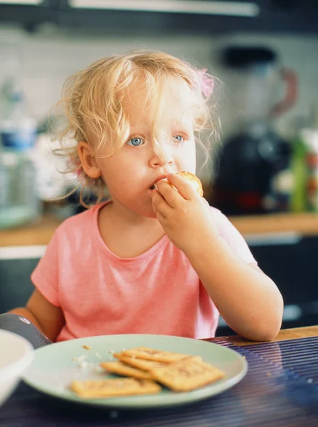 朝食中の赤ん坊の女の子の朝の肖像画 — ストック写真