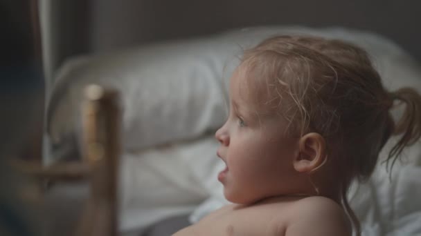 Morgon porträtt av småbarn flicka hemma — Stockvideo