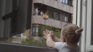 Coronavirus salgını sırasında minnettar insanlardan gelen doktorlara alkış.